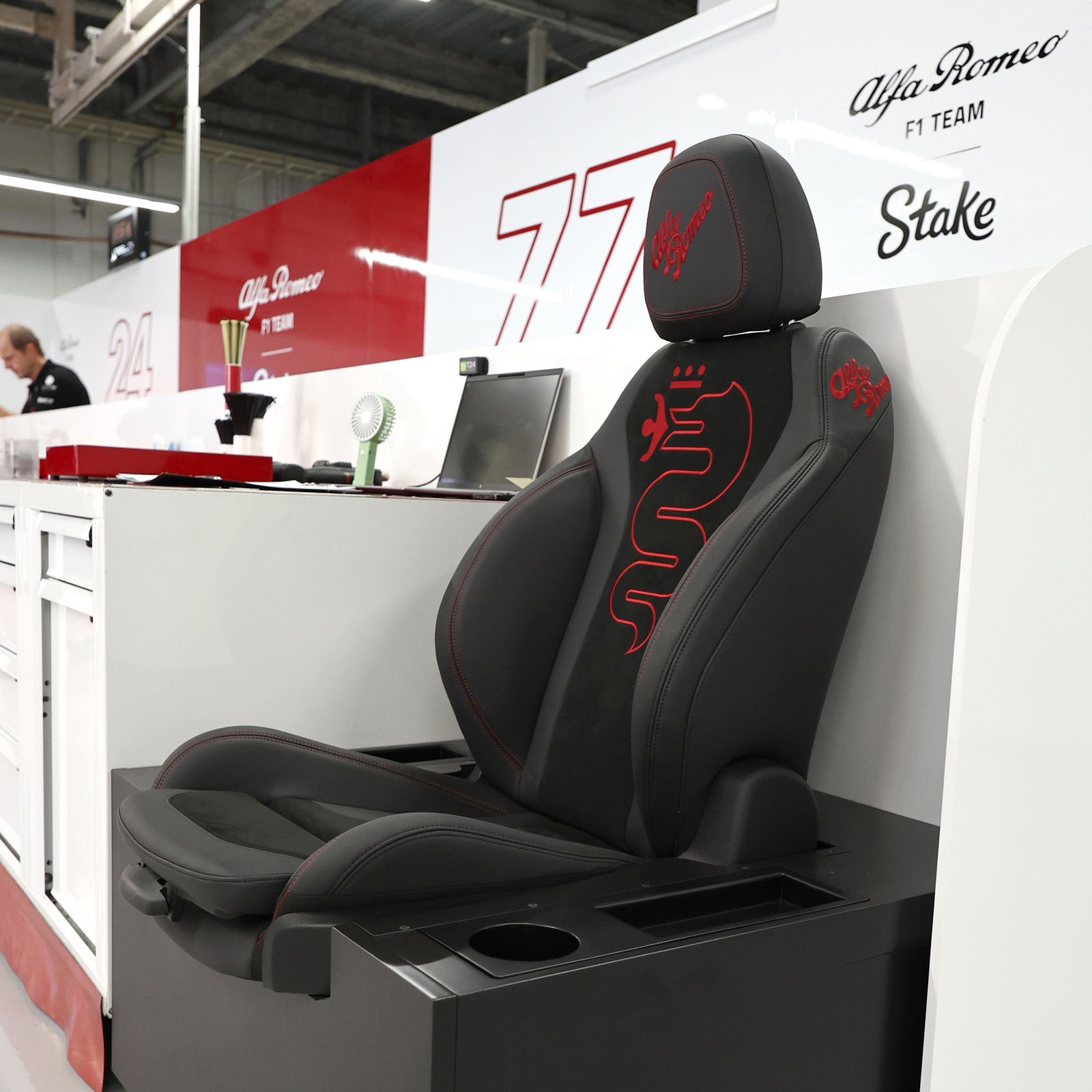 Alfa Romeo 2023 Pit Garage Drivers Chair - Guanyu Zhou