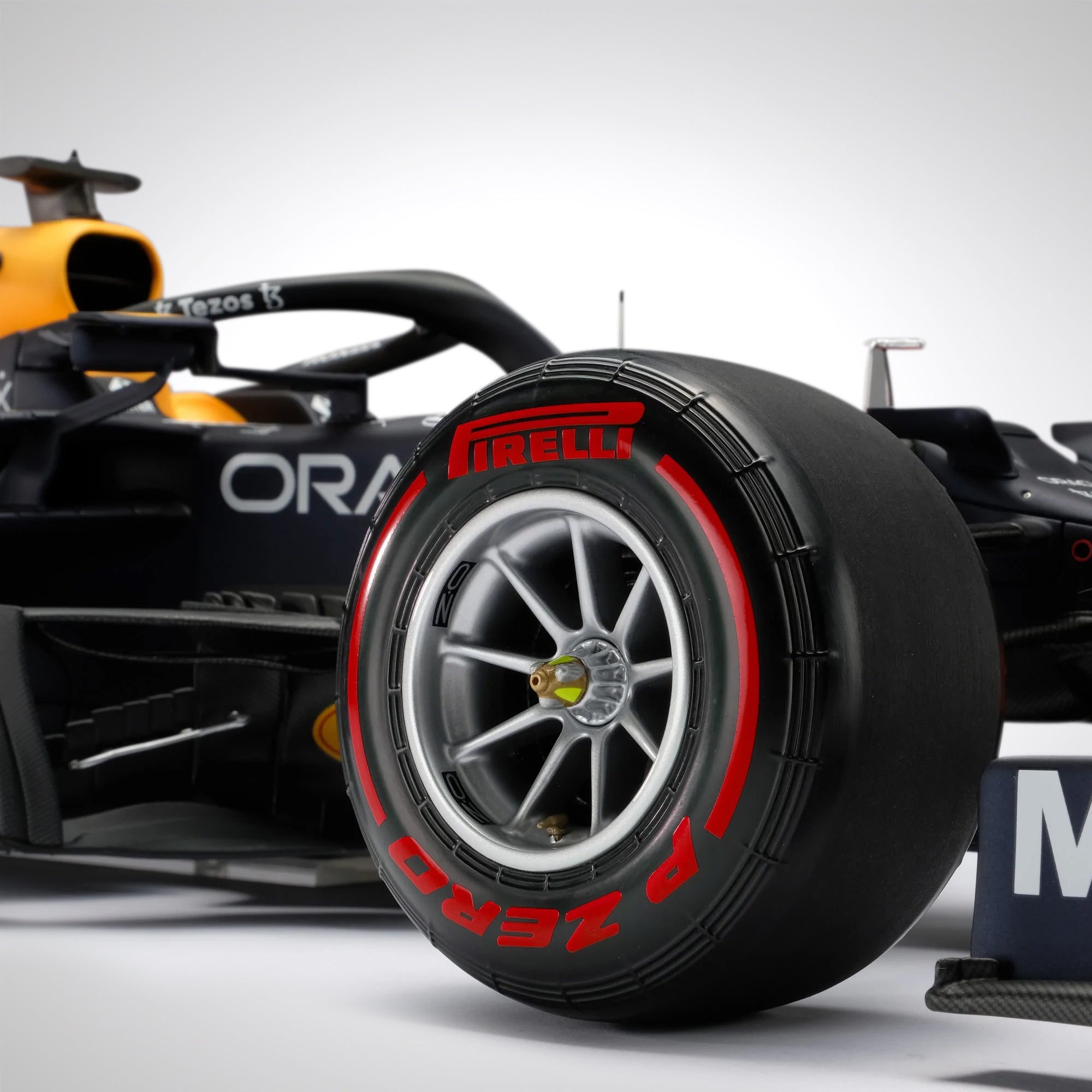 Max Verstappen 2021 Oracle Red Bull Racing F1 Team RB16B 1:8 Scale Model – Abu Dhabi GP
