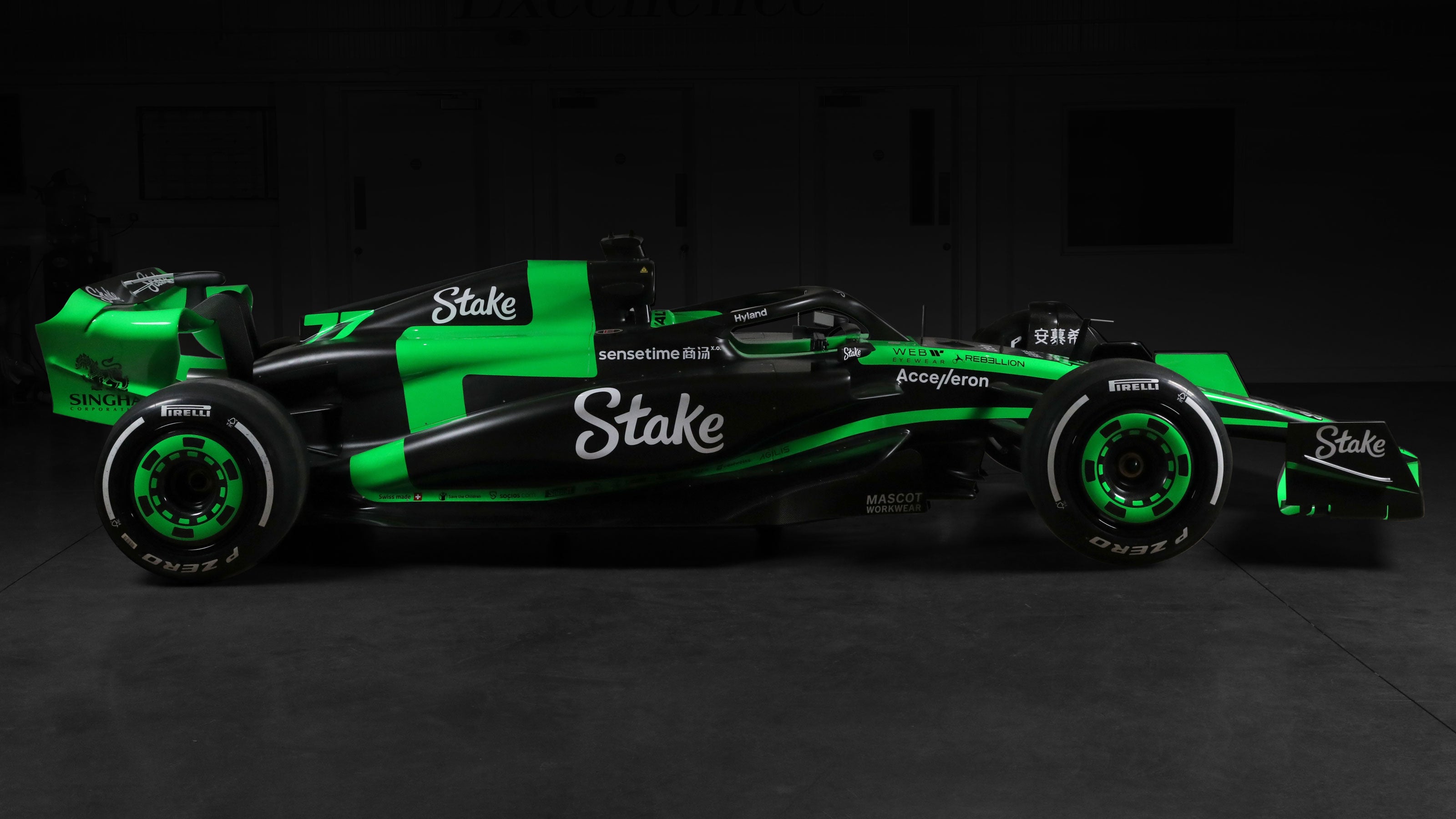 Logo de l'équipe Stake F1 sur une voiture de course