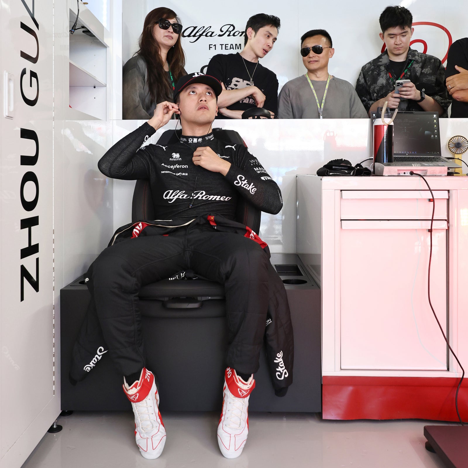 Alfa Romeo 2023 Pit Garage Drivers Chair - Guanyu Zhou