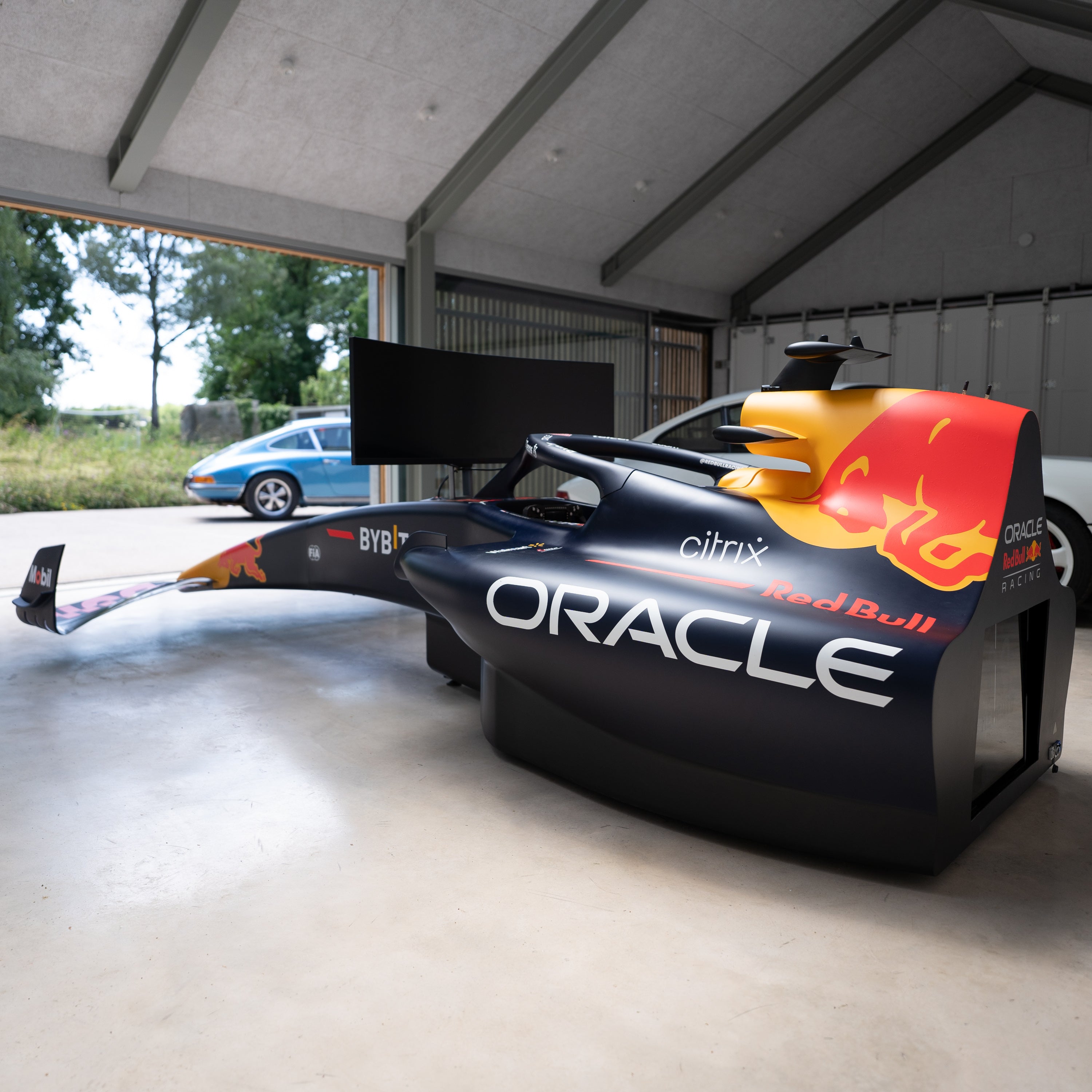 Official 2022 Oracle Red Bull Racing RB18 Show Car Simulator - Championship Edition