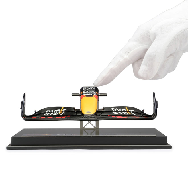 EARLY LOT 038 - Oracle Red Bull Racing 2022 RB18 1:12 Scale Model Nosecone