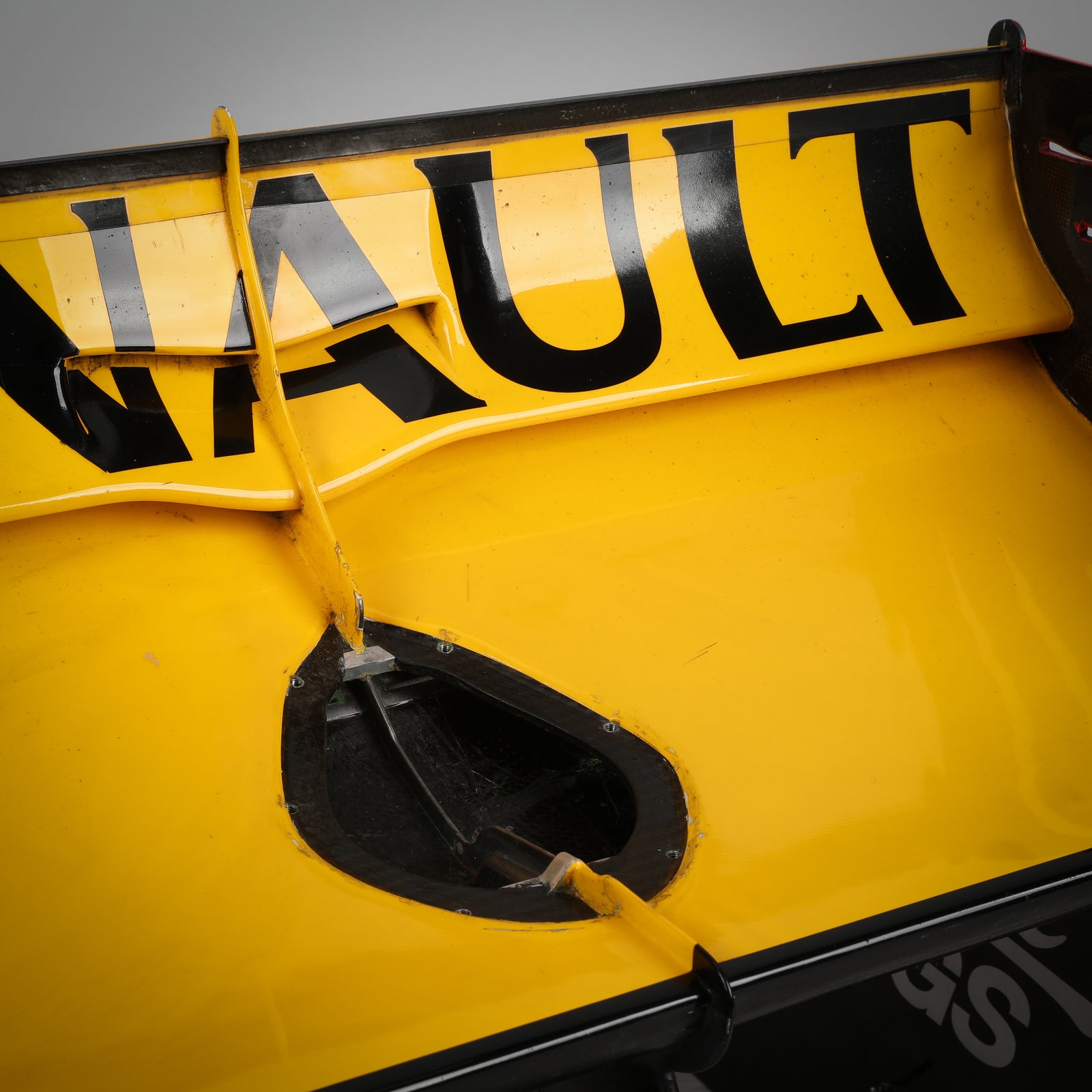 LOT 055 - Renault F1 Team 2010 R30 Rear Wing Assembly