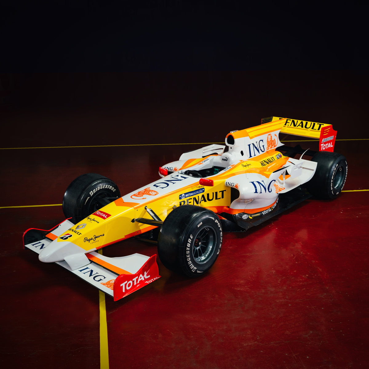 Renault R29 2009 show car, Formula 1-inspired full-size collector display vehicle for motorsport enthusiasts and exhibition spaces