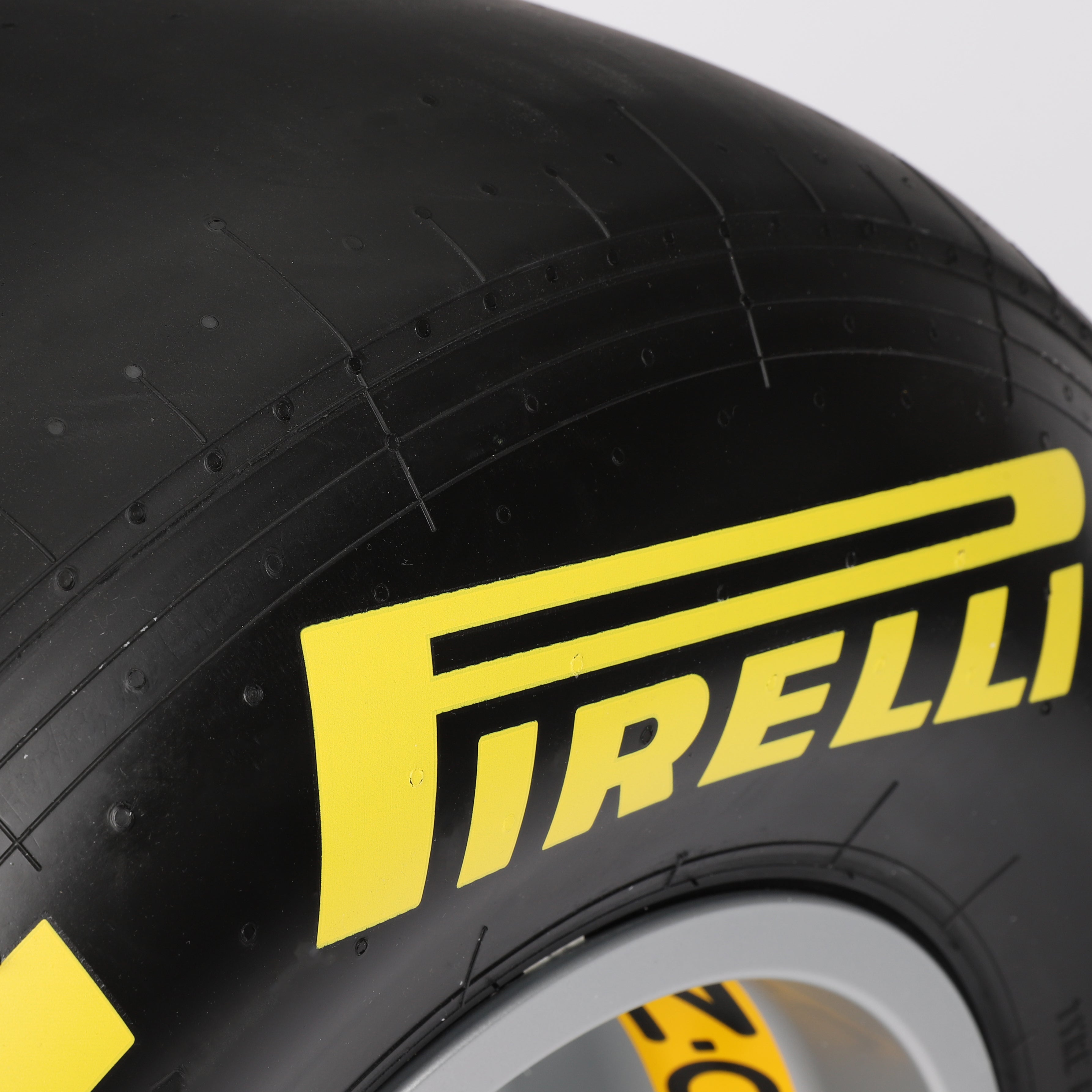 Pirelli 2018 Wheel Rim & Tyre Table - Yellow Soft Compound