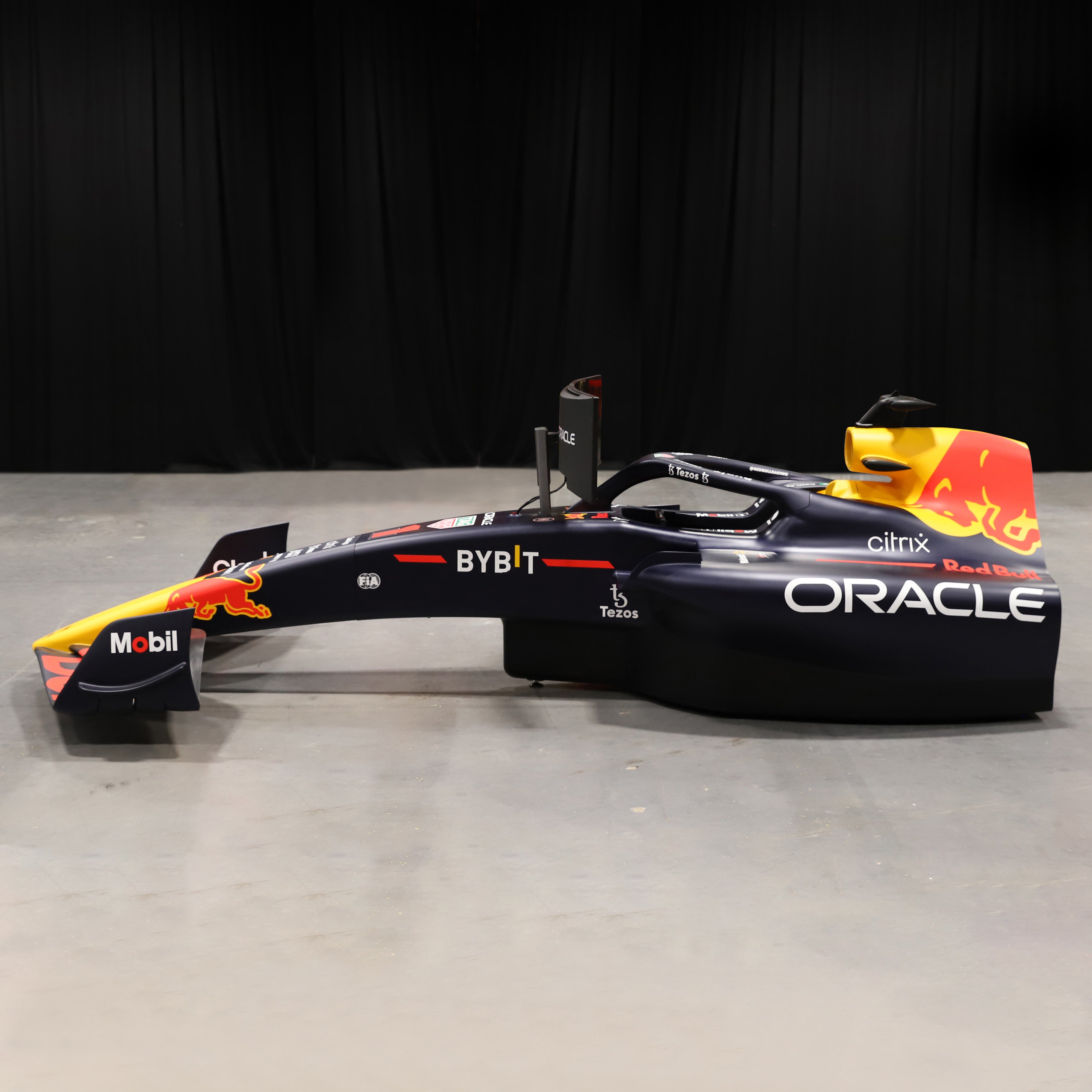 Official 2022 Oracle Red Bull Racing RB18 Show Car Simulator - Championship Edition