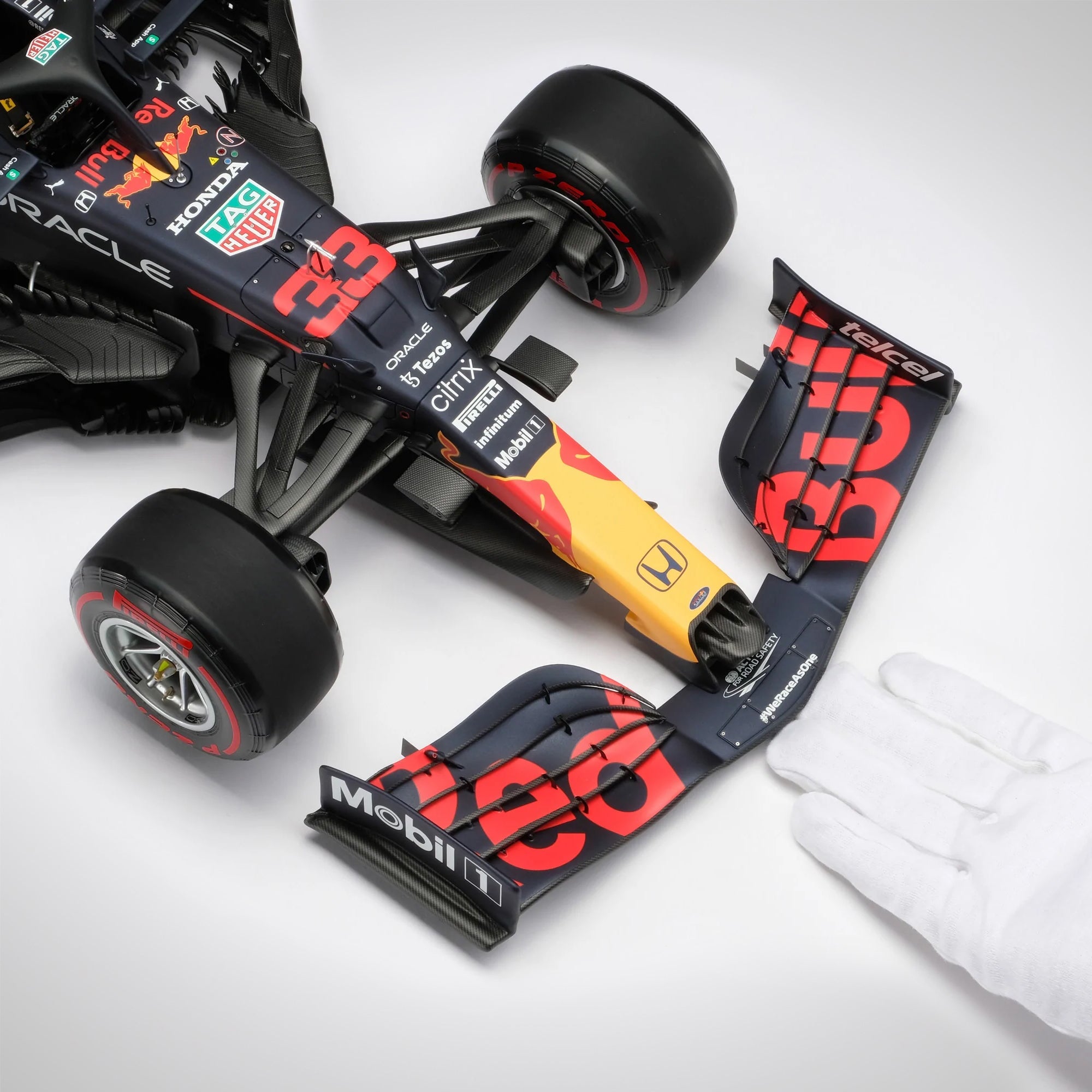 Max Verstappen 2021 Oracle Red Bull Racing F1 Team RB16B 1:8 Scale Model – Abu Dhabi GP 